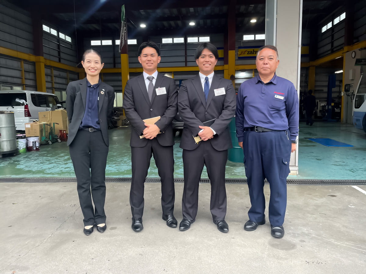 インターン生お二人、引率いただいた沖縄銀行T様、そして弊社社長でパチリ